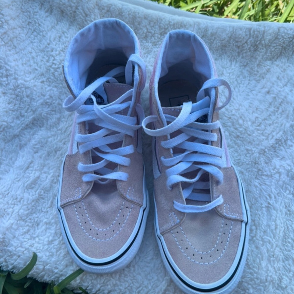Women’s High-Top Van’s. Light pink. Excellent condition. Super cute. 8.5 women